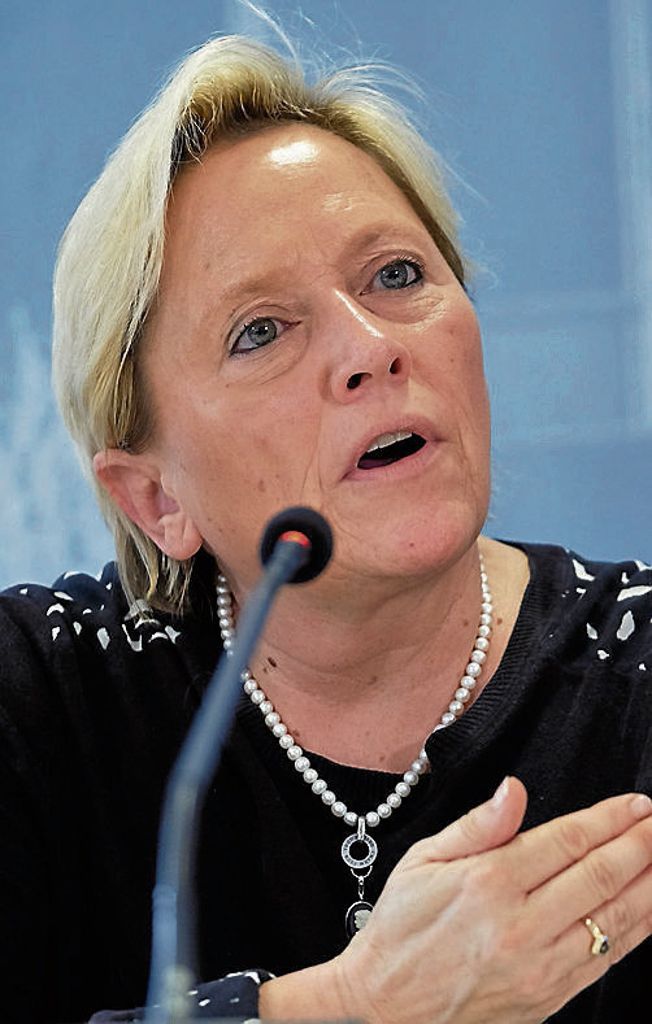 ESSLINGEN: Kultusministerin Susanne Eisenmann sucht interne und externe Lösungen - Kritik an Grundschrift und „Schreiben nach Gehör“: „Die Unterrichtsversorgung ist auf Kante genäht“