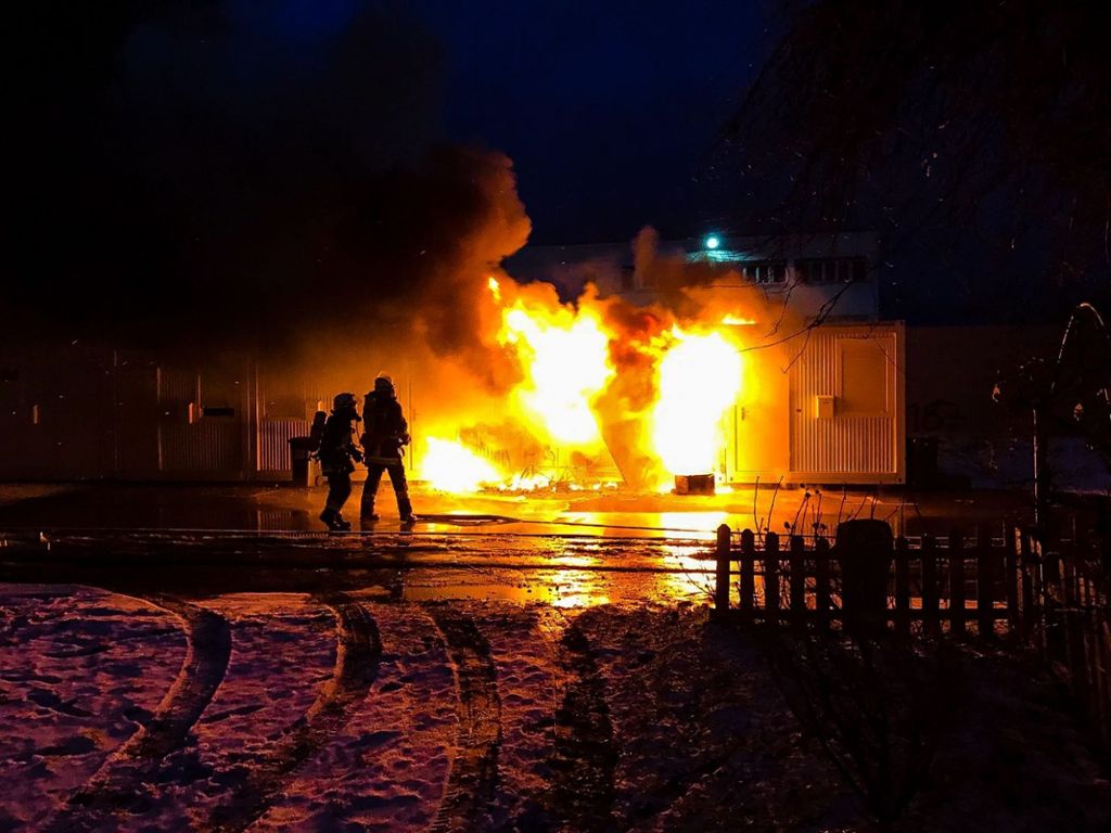 Feuer zerstört Wohncontainer in Eislingen