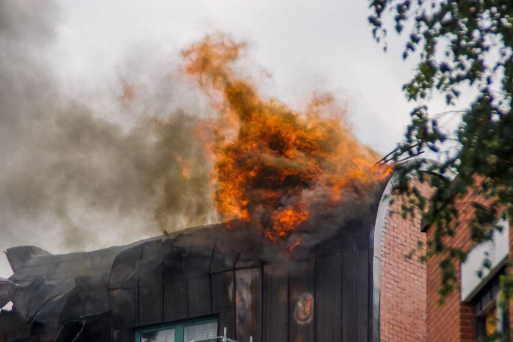 Großeinsatz bei Brand in Bürogebäude