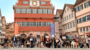 Hundehalter-Protest vor Esslingens Rathaus: Eine Demonstration auf vielen Pfoten