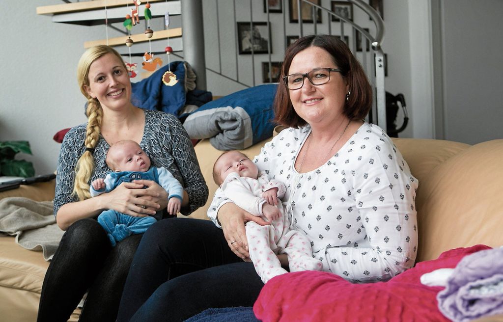 Familienpflegerin unterstützt Zwillingsfamilien in Esslingen: Füttern und wickeln im Doppelpack
