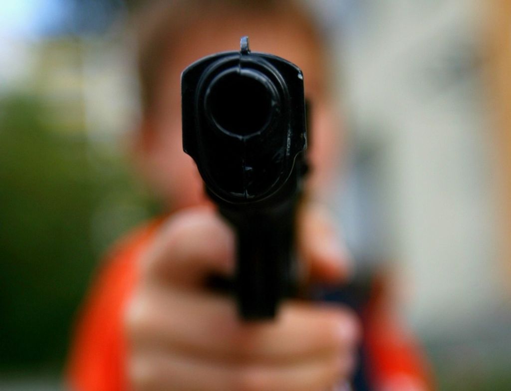 Teenager bedrohen Opfer in Stuttgart mit Pistole: Jugendliche rauben Mann aus