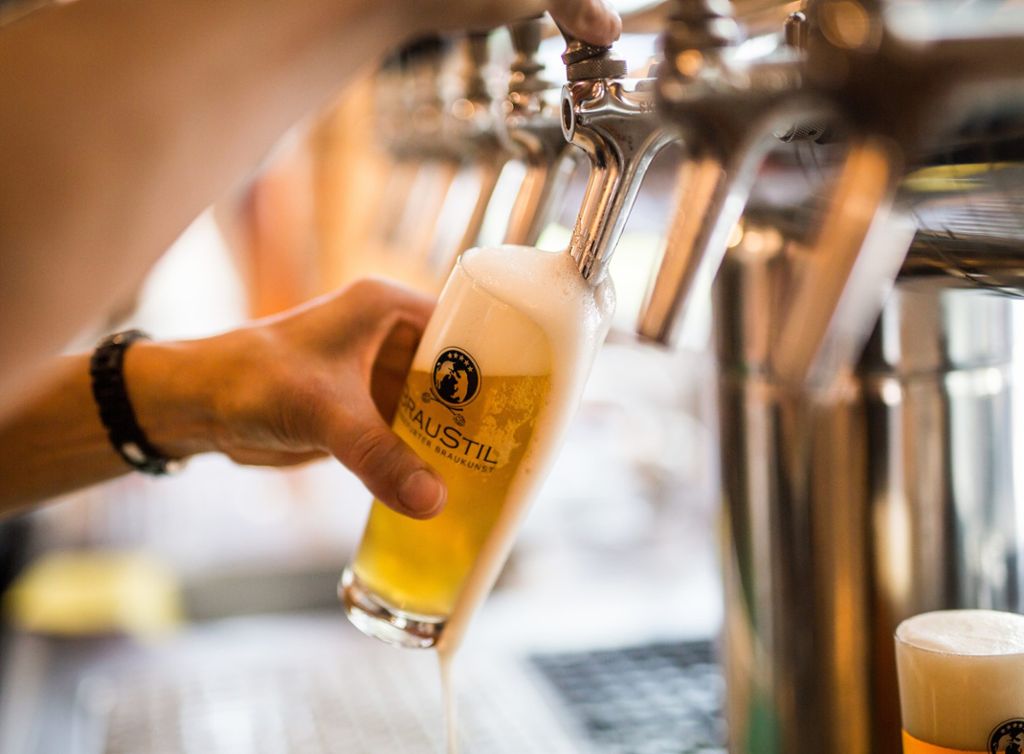 Die Biertrinker werden experimentierfreudiger, was den Geschmack angeht. Das macht sich bemerkbar: Die Zahl der Brauereien wächst stetig. Mehr getrunken wird deutschlandweit aber nicht - im Gegenteil.: Immer mehr Brauereien in Baden-Württemberg