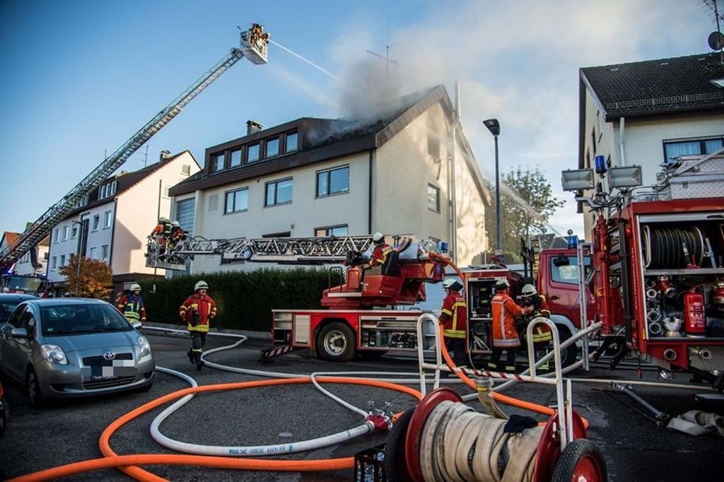 Dachstuhl ausgebrannt - zwei Feuerwehrleute verletzt