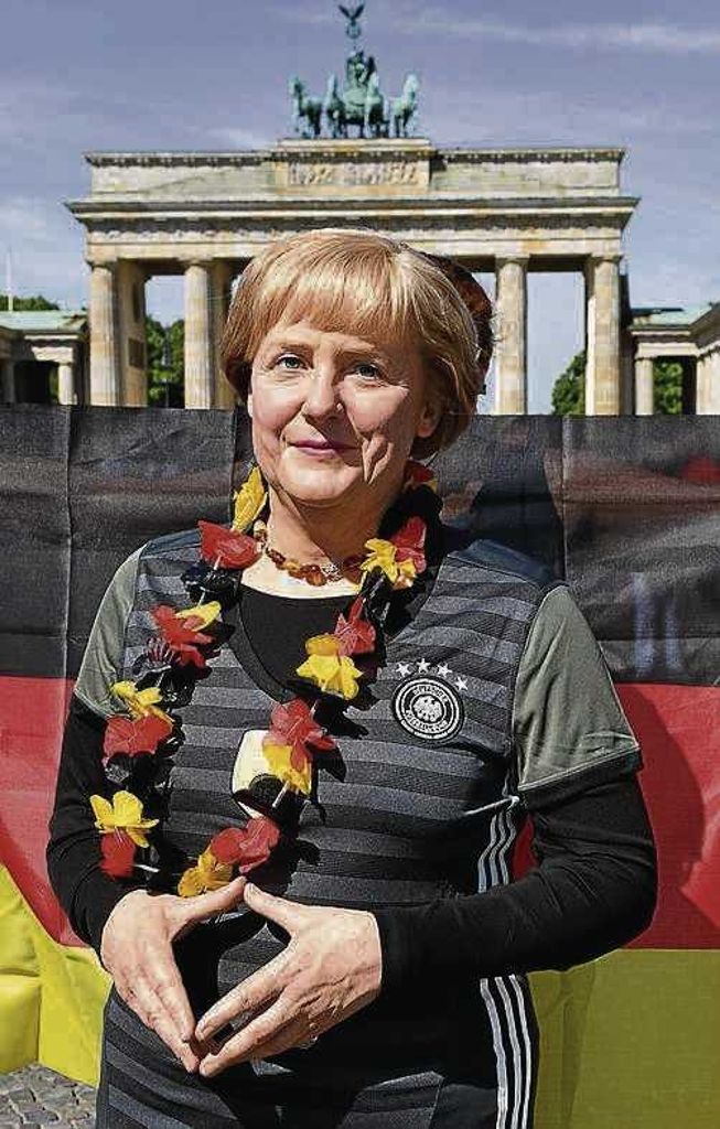 Angela Merkel fiebert der Fußball-Europameisterschaft mit Spannung entgegen - Forscher sehen Zusammenhang zwischen Politik und Sport: Die Hoffnung auf ein neues Sommermärchen