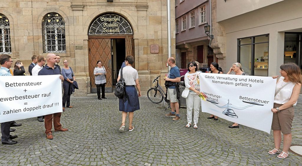 ESSLINGEN: Gemeinderat stimmt mit breiter Mehrheit für eine Antwort auf die drohende Schieflage - Hotelbranche protestiert gegen Bettensteuer: Mit geballter Faust in der Tasche für das Finanzpaket