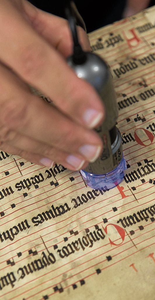 ESSLINGEN: Historiker der Universität Stuttgart entschlüsseln mittelalterliche Handschriften, die zerlegt und als Einbände wiederverwendet worden waren: Einblicke in verlorene Welten
