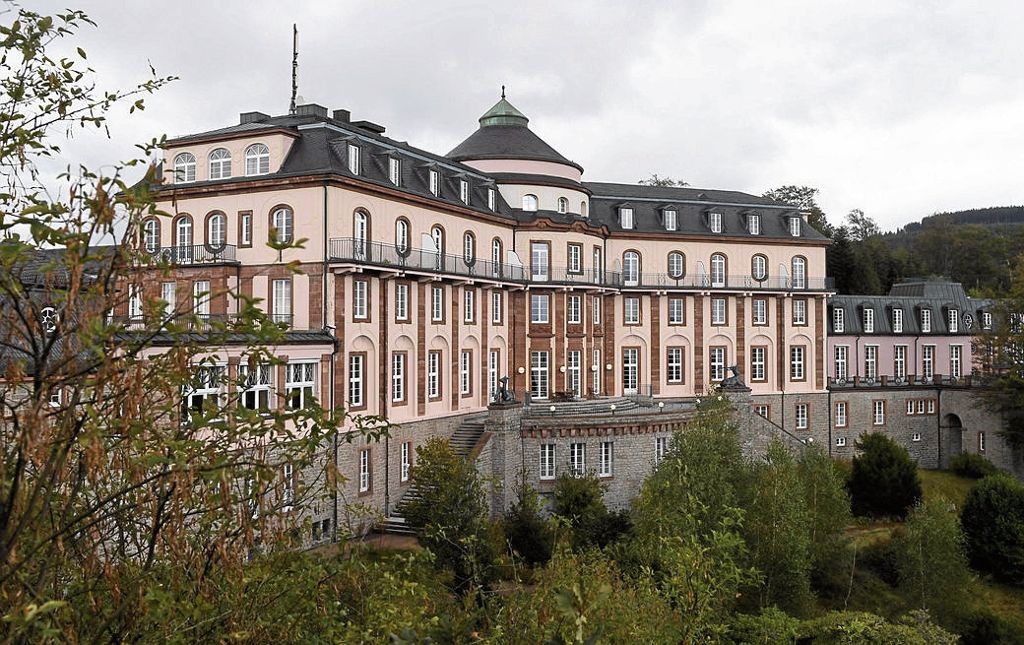 Seit Jahren ruht der Betrieb in der Bühlerhöhe - Einst war das Nobelhotel die erste Adresse für Könige, Kanzler und Scheichs - Entscheidung erwartet: Ende des Dornröschenschlafs?
