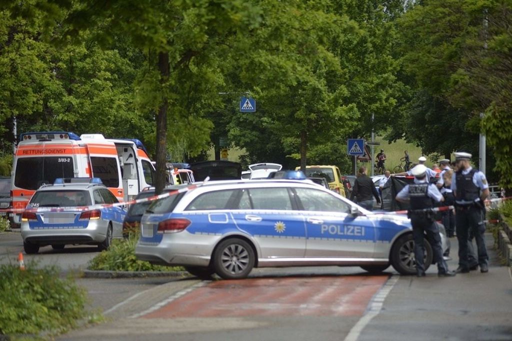 Filderstadt – In Bernhausen hat die Polizei gestern einen Mann erschossen, der mit einem Messer auf einen Beamten losgestürmt sein soll. Zuvor hatten die Polizisten den 29-Jährigen mehrmals aufgefordert, die Waffe wegzulegen.: Polizei erschießt Mann nach Attacke