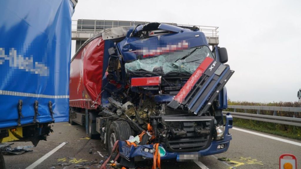 300.000 Euro Schaden nach Unfall mit fünf Lastwagen