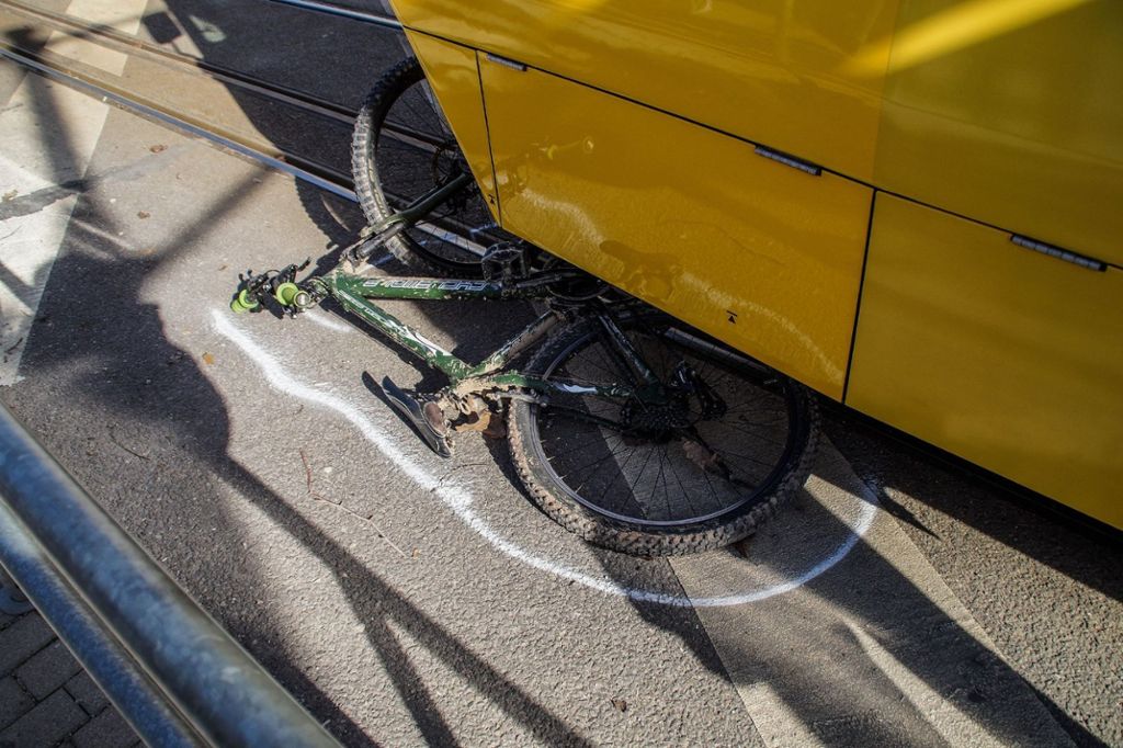Teenager hatte mit Fahrrad Gleise überquert: 14-Jähriger stürzt in Stuttgart auf Gleis