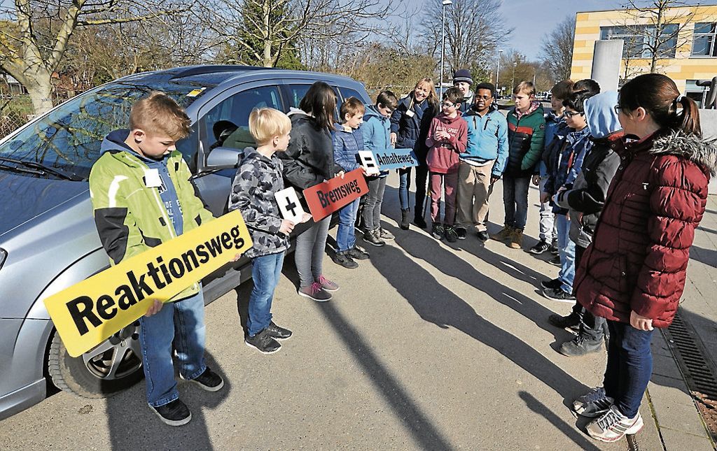 ESSLINGEN:  Bei einem Verkehrssicherheitstraining lernen Schüler die Einschätzung von Distanzen an praktischen Beispielen: Die Tücken des Autoverkehrs