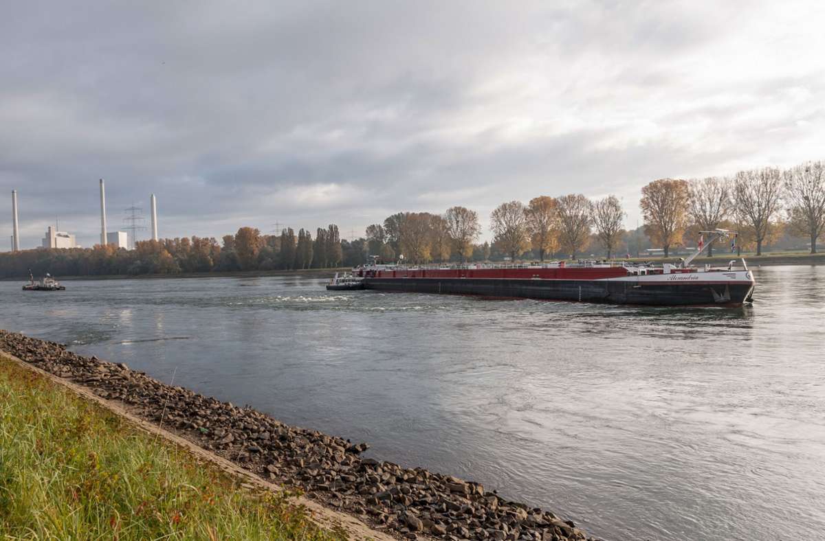 Havarie bei Hagenbach: Rhein für die Schifffahrt gesperrt