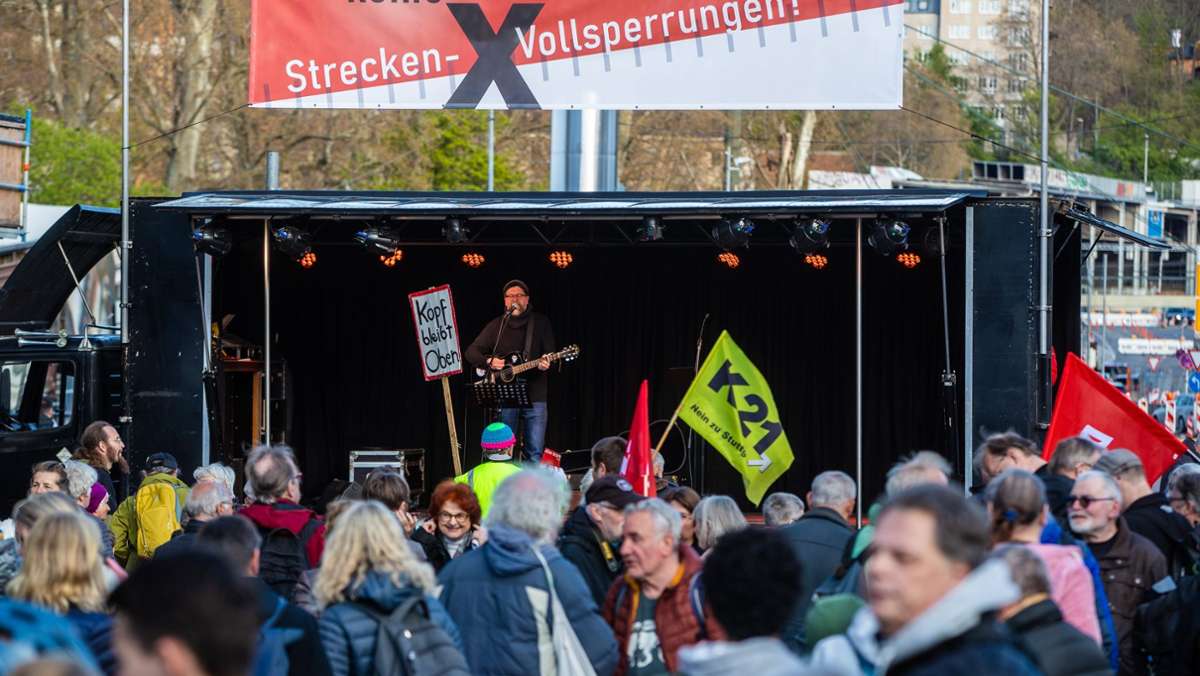 Protest in Stuttgart: Hunderte demonstrieren gegen Streckensperrung
