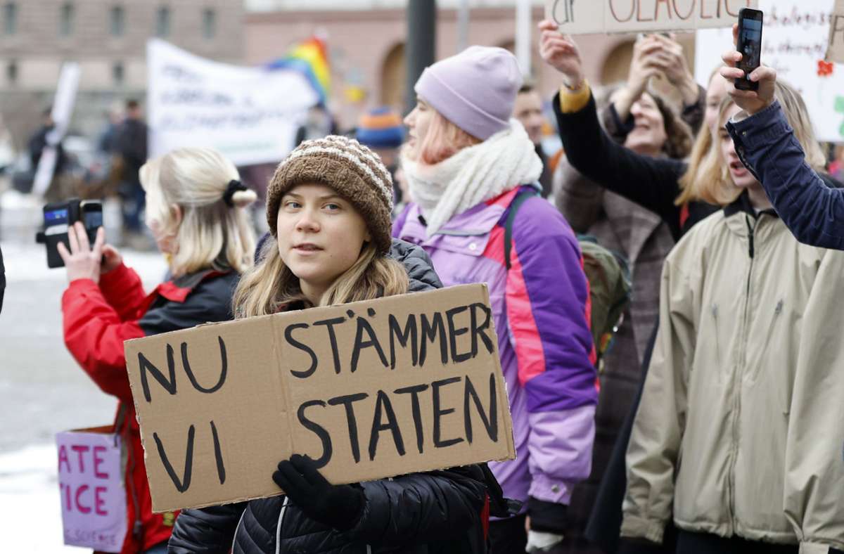Greta Thunberg nimmt an einer Demonstration der Jugendorganisation Auroras teil. Auf dem Demonstrationsschild steht auf Schwedisch: »Jetzt verklagen wir den Staat«. Foto: dpa/Christine Olsson