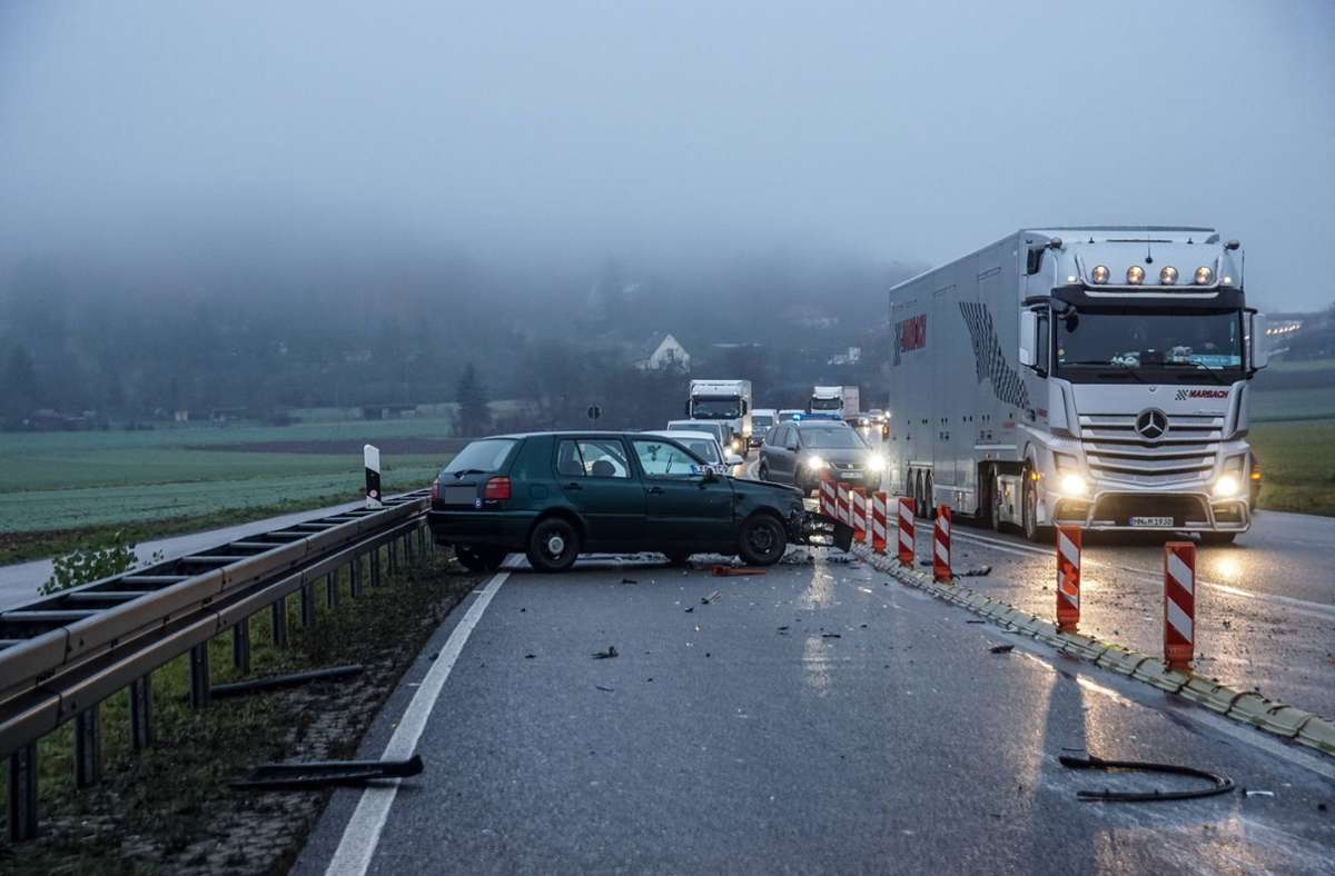Unfälle  in Baden-Württemberg: Schnee und Glätte – auf der A6 kracht es gleich mehrfach