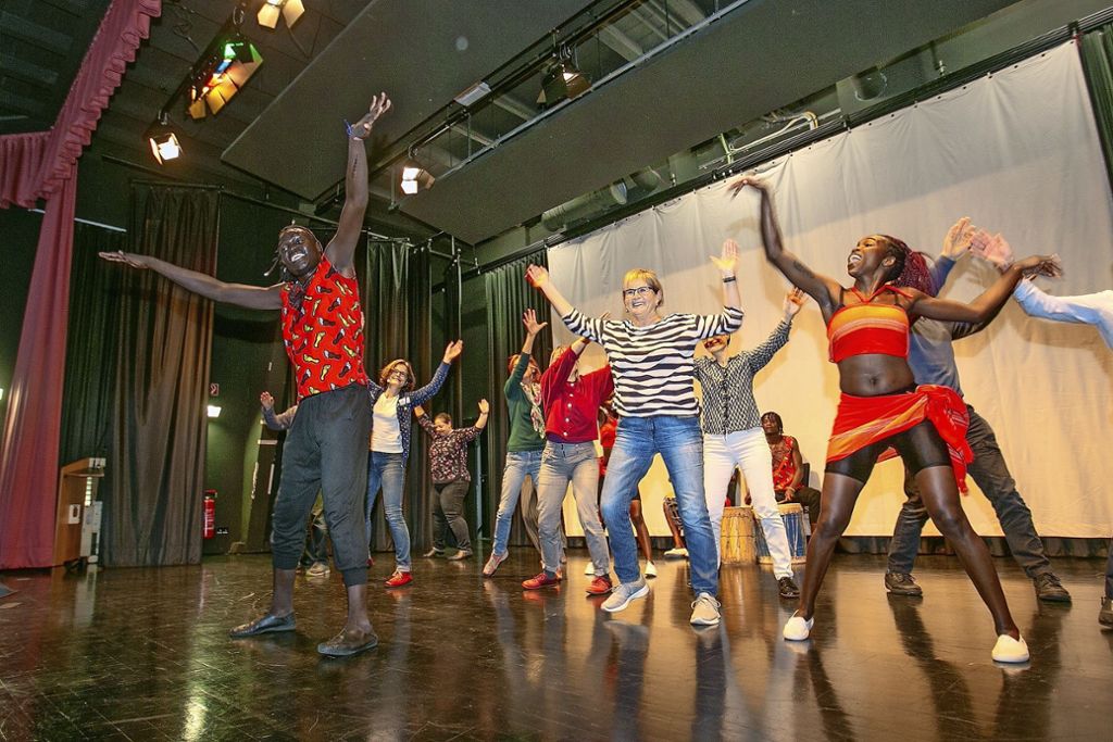 Im Tanz finden die Mitglieder des Hope Theatre aus Nairobi und die Besucher aus Köngen  in der Eintrachthalle schnell eine gemeinsame Ebene. Foto: Roberto Bulgrin -  Roberto Bulgrin