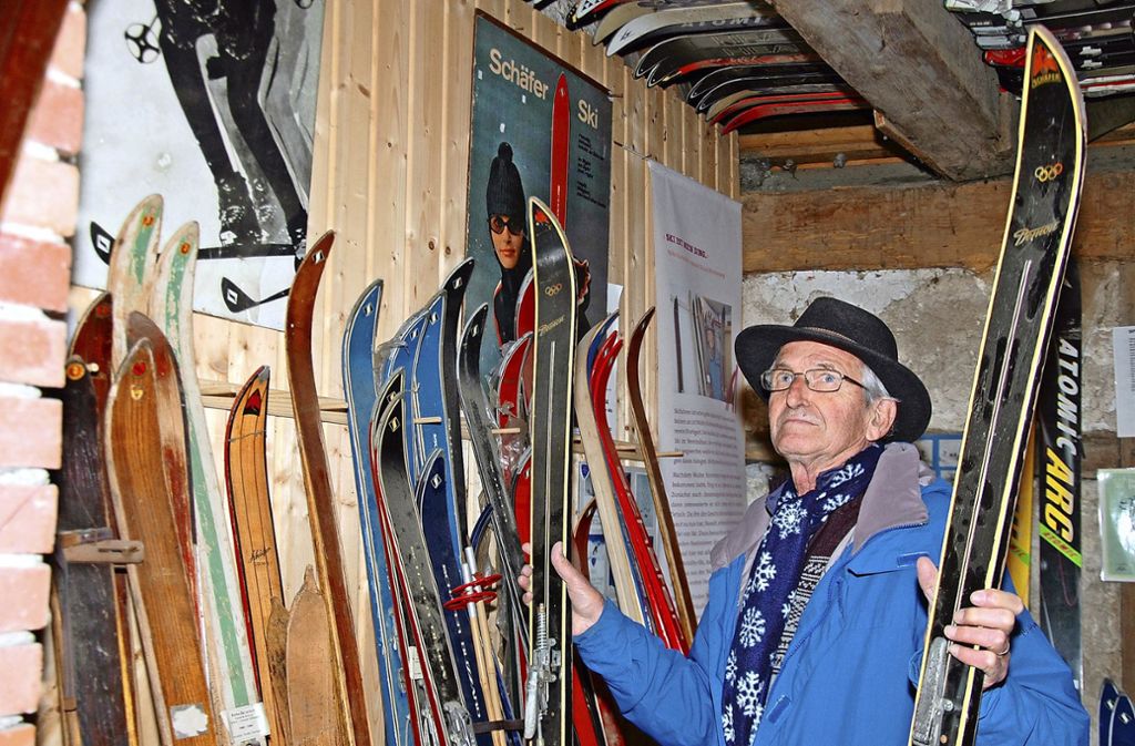 Ostfildern: Walter Kostelezky sammelt historische Skier