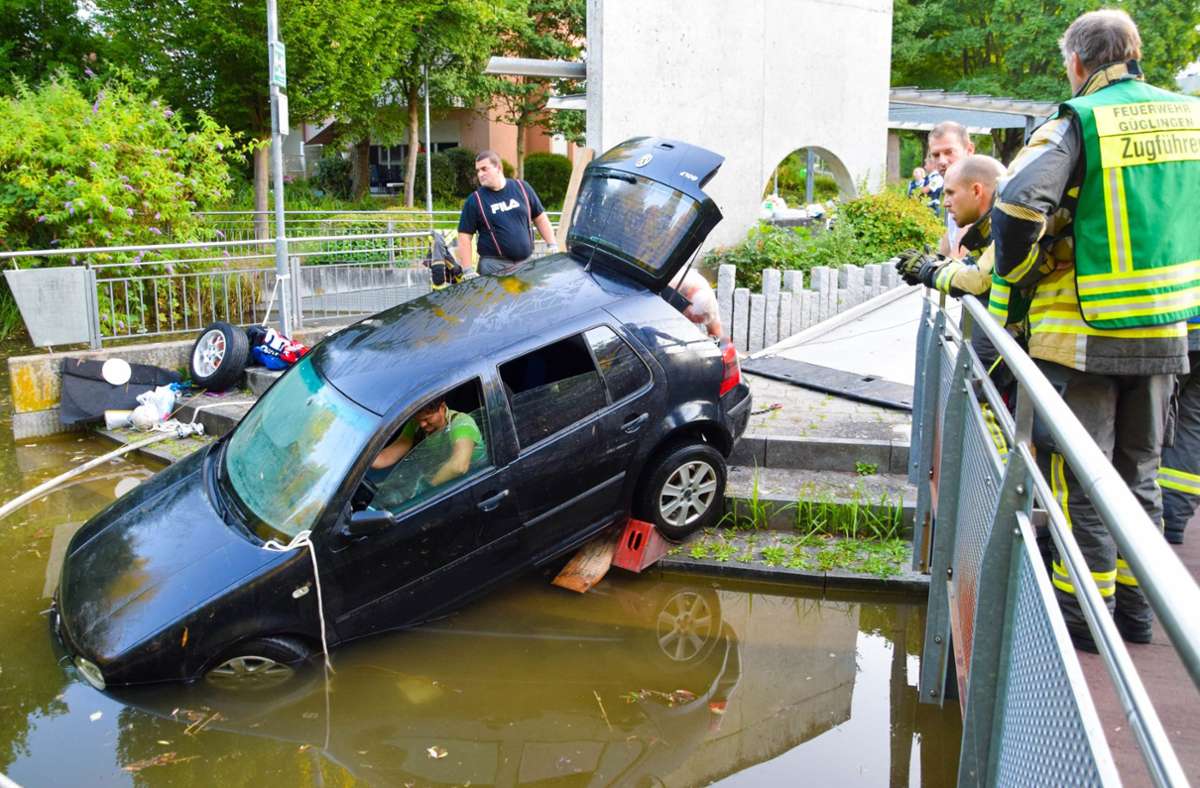 Alkoholfahrt im Kreis Heilbronn: Auto landet  im Teich
