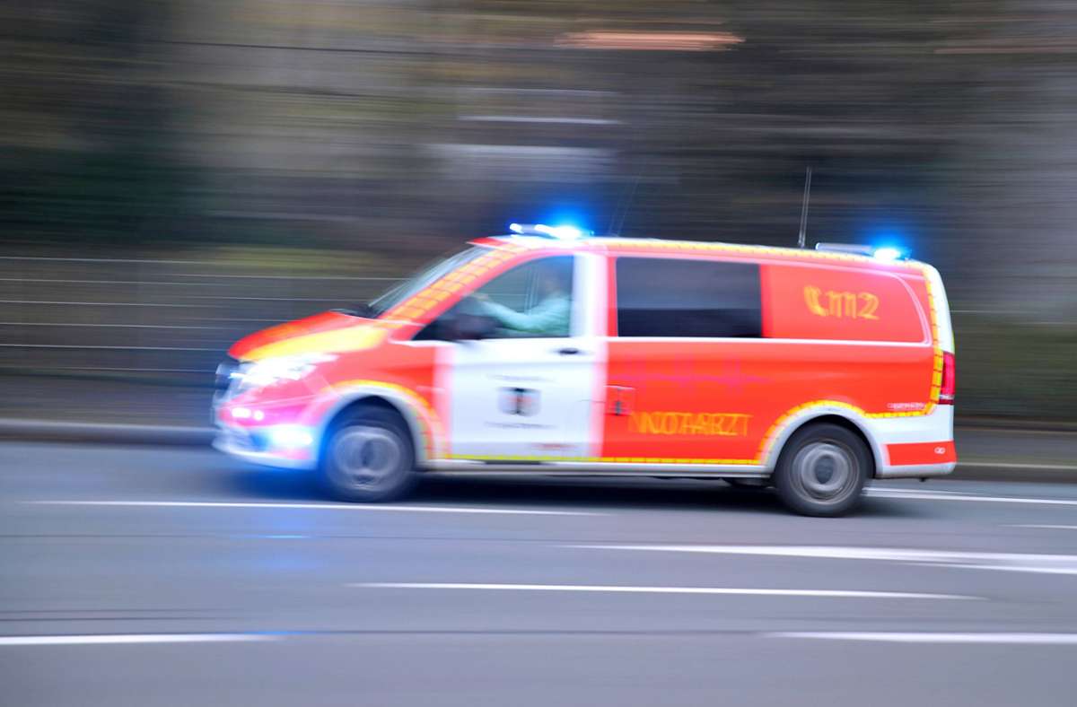 Unfall in Deizisau: Mann kommt von Straße ab und prallt gegen Schuppen