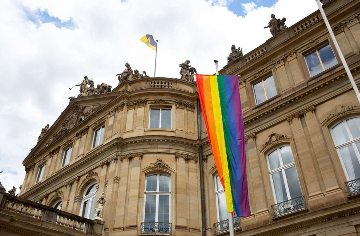 Baden-württembergische Landesregierung setzt Zeichen: Regenbogen-Fahne weht  vor dem Neuen Schloss in Stuttgart