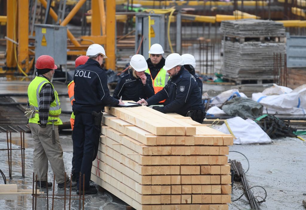 Männer aus Serbien und Mazedonien versteckten sich in Luftschutzbunker: Zoll entdeckt Schwarzarbeiter bei Stuttgarter Bauunternehmen