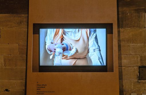 Die Künstlerin Clara Alisch weckt in  dem Video „Lactoland“ Fantasien, was man mit Muttermilch machen könnte. Foto: die arge lola/Kai Loges und Andreas Langen
