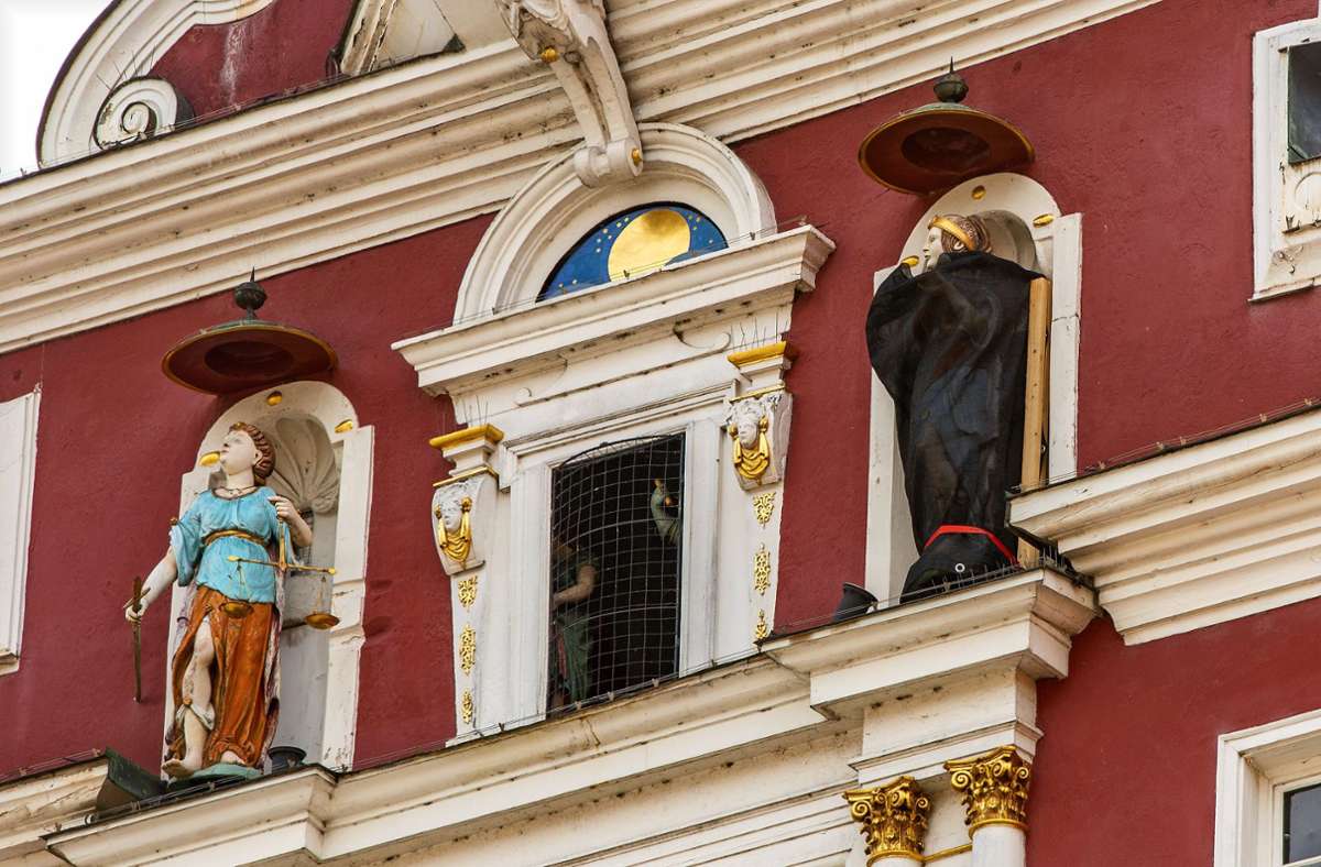 Temperantia  muss repariert werden: Teil einer historischen  Figur am Alten Rathaus in Esslingen abgestürzt