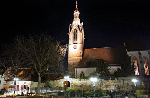 Der Kirchturm der Stephanuskirche in Echterdingen wird  nur noch bis 21 Uhr und morgens gar nicht mehr angestrahlt – um Energie zu sparen und um ein Zeichen zu setzen. Foto: Natalie Kanter