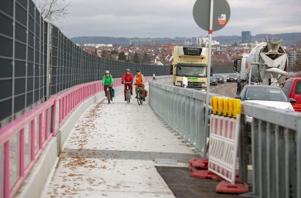 Regierungspräsident kontert Bolays Schelte mit Kritik an Stadt: Radweg auf der Körschtalbrücke eröffnet
