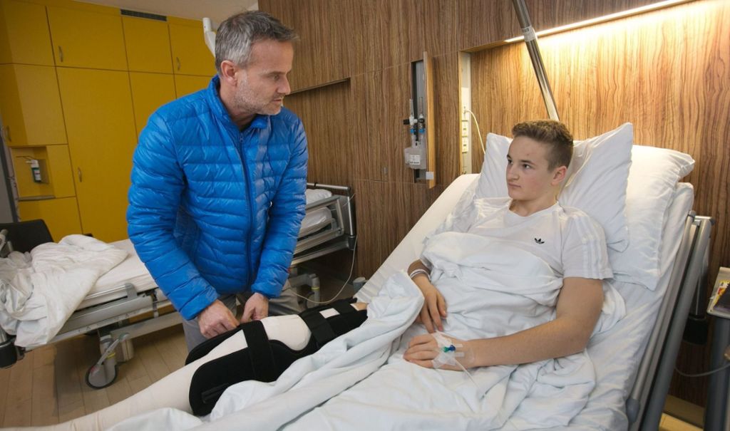 Sportmediziner Michael Ulmer ist der Mann des Vertrauens für Jan Andersen. Der Spezialist hat ihn im Esslinger Klinikum am rechten Knie operiert. Das Nachwuchstalent der Nordischen Kombinierer wird nach seinem Kreuzbandriss neun Monate lang den Schanzentisch meiden müssen.