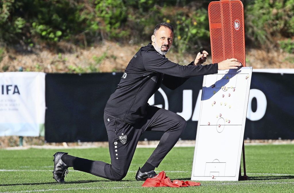 Der Trainer setzt im VfB-Trainingslager in Marbella neue Impulse: Pellegrino Matarazzo und die Taktiktafel