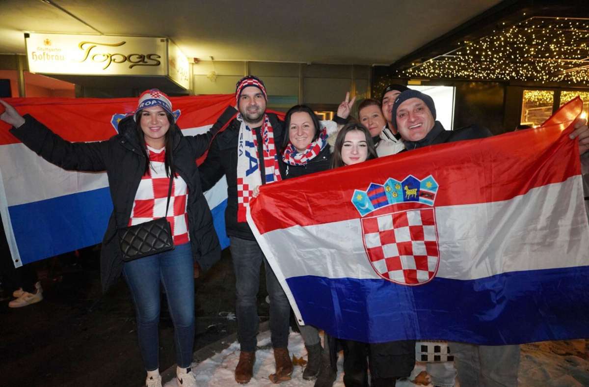 Die kroatischen Fans in Stuttgart hatten allen Grund zum Jubeln: Ihr Team erreichte den 3. Platz bei der Fußball-WM. Foto: Fotoagentur Stuttgart/Andreas Rosar