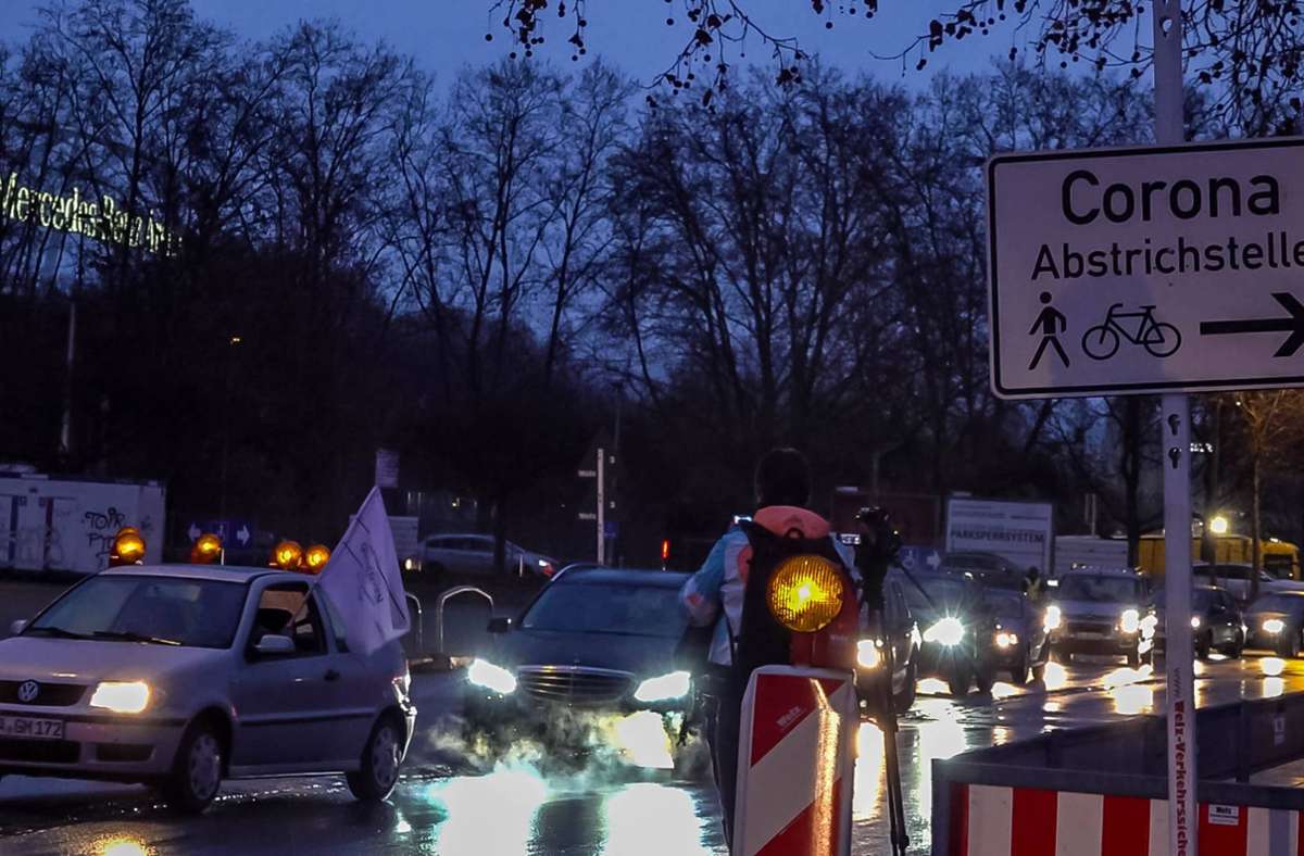 Corona-Proteste in Stuttgart: Autokorso mit mehreren Hundert Teilnehmern