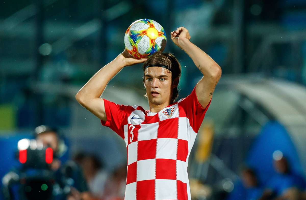 Borna Sosa  im Trikot der kroatischen U-21-Mannschaft. Er könnte der nächste eingebürgerte Nationalspieler im DFB-Trikot werden.