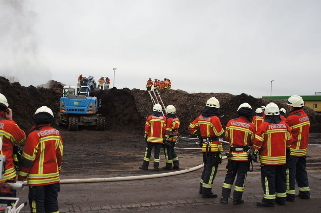 Die Brandursache ist noch unbekannt: Leinfelden-Echterdingen: Kompostiersammelstelle fängt Feuer
