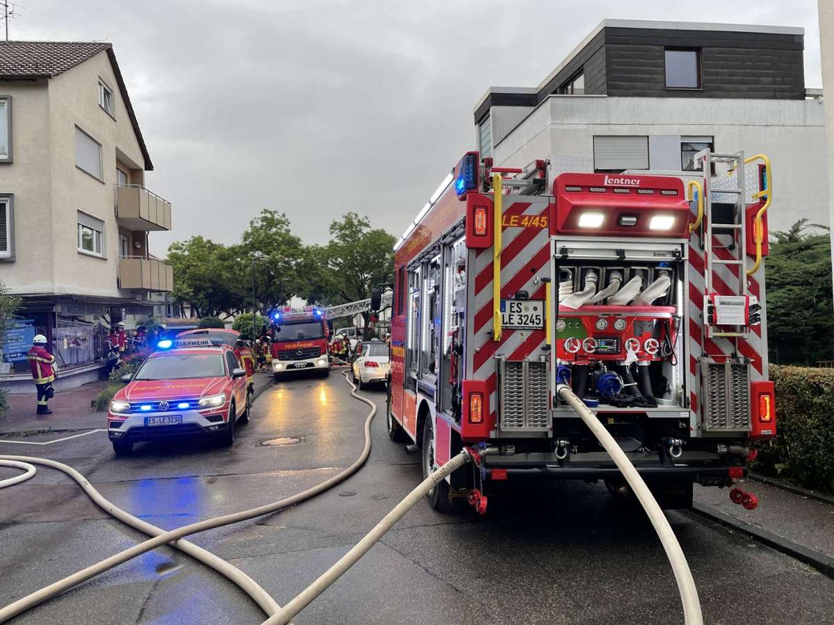 Feuerwehreinsatz in Leinfelden-Echterdingen: Brand eines Schuppens greift auf Wohnhaus über