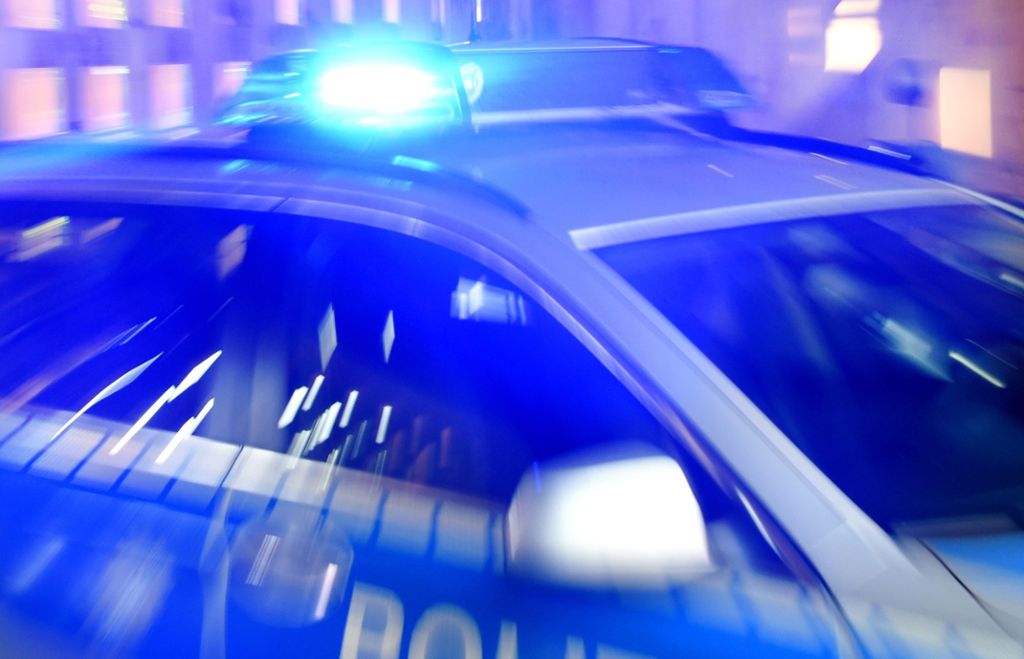 Fahrzeug kommt auf nasser Fahrbahn ins Schleudern: Unfall in Wernau fordert vier Verletzte