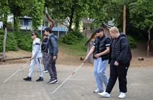 Beim Blindenparcours helfen die „Schutzengel“ ihren Partnern bei der Orientierung. Foto: /Tim Kirstein