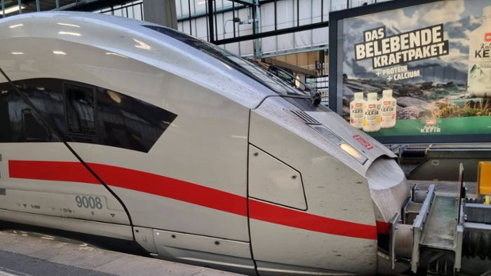 ICE fährt im Hauptbahnhof gegen Prellbock