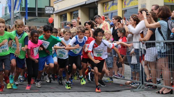 Hunderte Läufer in der Stadt beim EZ-Lauf