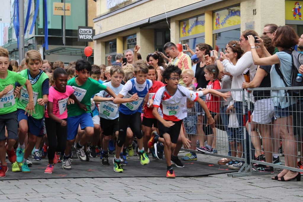 Das Wetter meint es gut: Hunderte Läufer in der Stadt beim EZ-Lauf