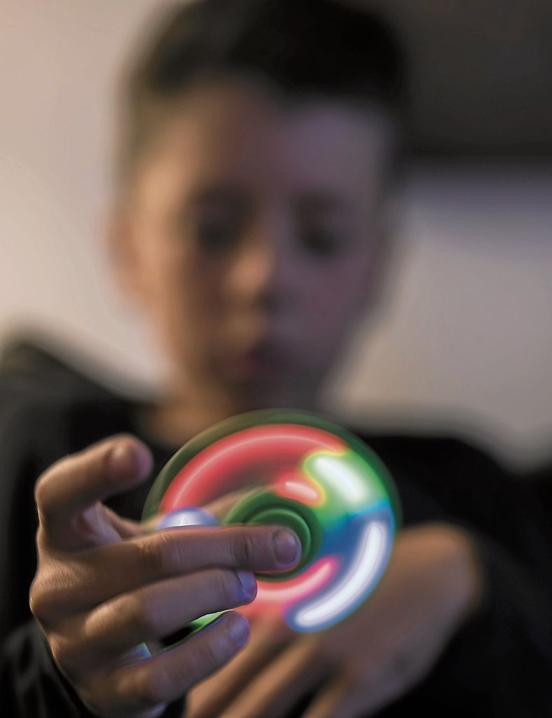 KöNGEN:  Burgschüler nehmen den Fidget-Spinner-Boom unter die Lupe und äußern sich zum Verbot an Schulen: Flinke Flitzer auf dem Prüfstand