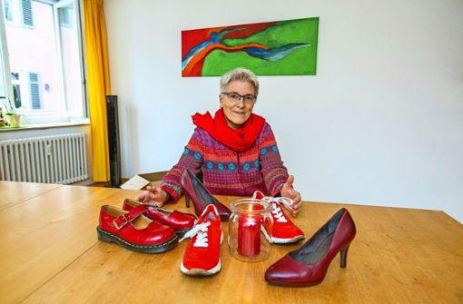 150 Paar roter Schuhe für ebenso viele getötete Frauen und Kinder: Gudrun Eichelmann und der Verein Frauen helfen Frauen wollen gegen Femizide in der Esslinger Innenstadt demonstrieren. Foto: Roberto Bulgrin