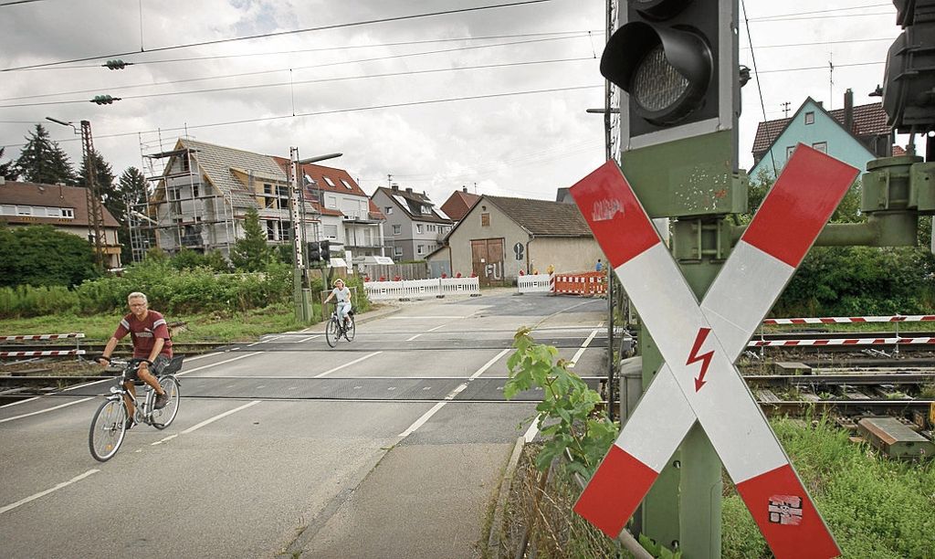 Derzeit dürfen nur Radler über den beschrankten Bahnübergang an der Schützenstraße fahren. Er wird nun beseitigt.