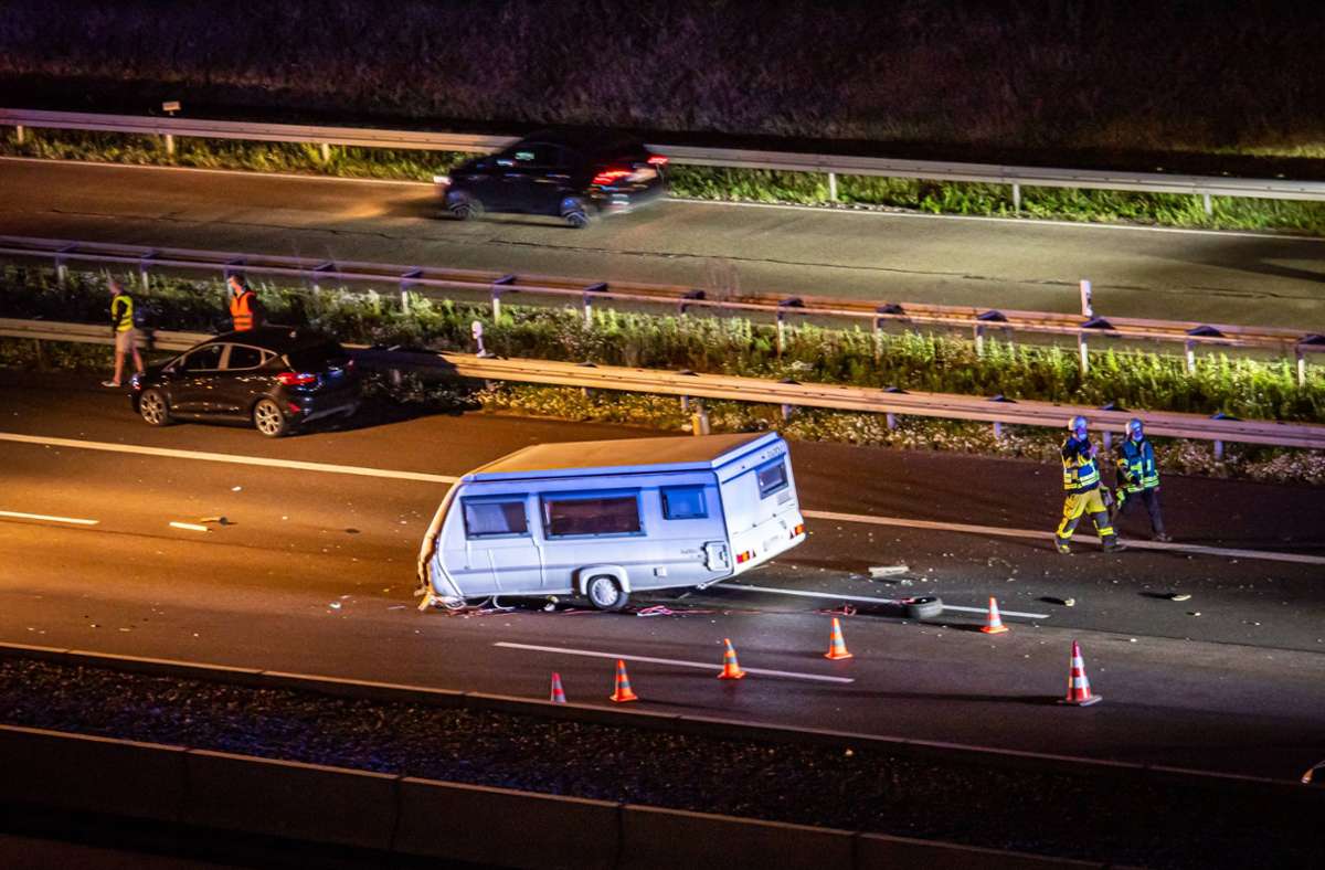 A8 bei Stuttgart kurzzeitig gesperrt: Wohnwagen bei Unfall von Anhängerkupplung gerissen
