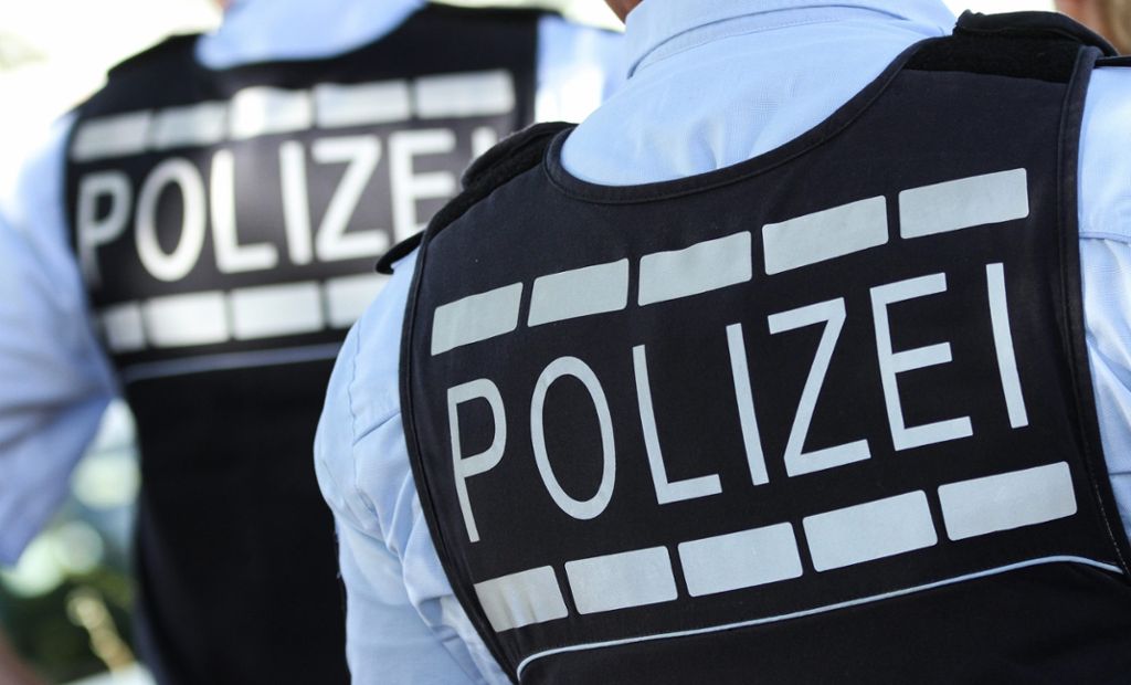 Der Mann trug ein weinrotes Poloshirt, eine schwarze, knielange Hose und blaue Sportschuhe: Bad Cannstatt: Toter Mann im Neckar gefunden