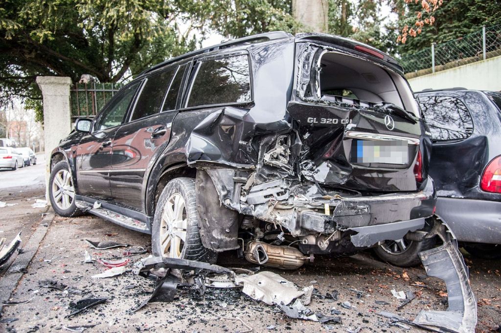 Autofahrer beschädigt Fahrzeuge in Ostfildern: Spur der Verwüstung