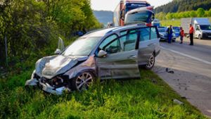 Unfall auf Autobahn bei Gruibingen: Fußgänger wird auf A8 von Lastwagen überrollt und stirbt