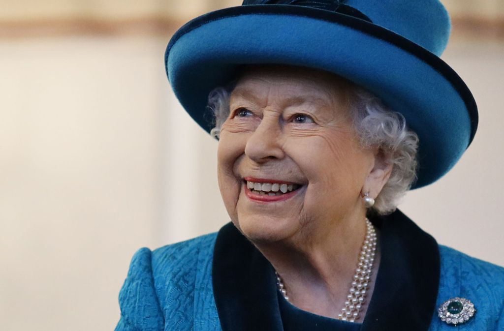 Die britische Königin Elizabeth II. lernte im Krieg bei der Frauenabteilung des britischen Heeres Autos zu reparieren. Angeblich hatte sie einen waghalsigen Fahrstil. Nun wird sie 94 Jahre alt – und lässt fahren. Foto: AFP/TOLGA AKMEN